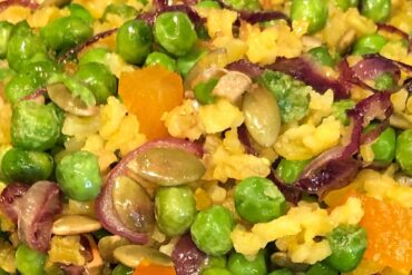 Salada de feijão com legumes e molho de abacate